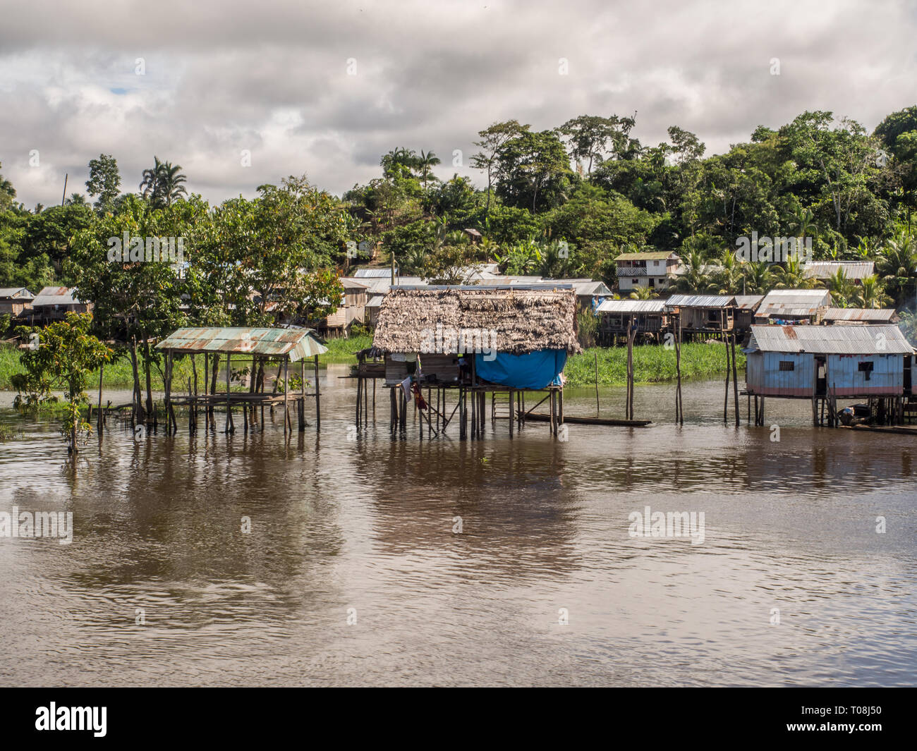 Fiume del Amazon, Perù - 13 Maggio 2016: piccolo villaggio sulla riva del  Fiume Rio delle Amazzoni Foto stock - Alamy