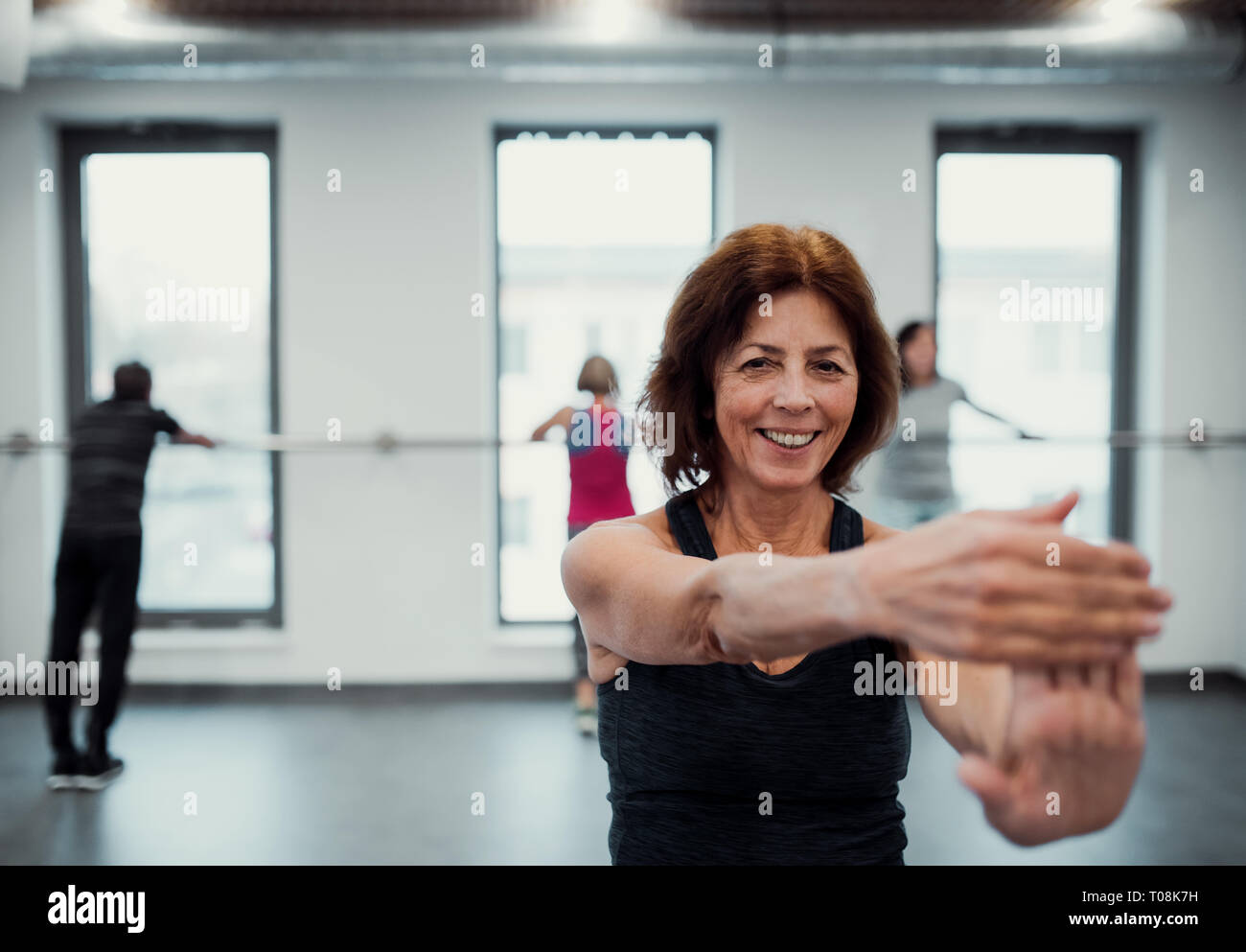 Un senior donna in palestra ginnastica. Copia dello spazio. Foto Stock