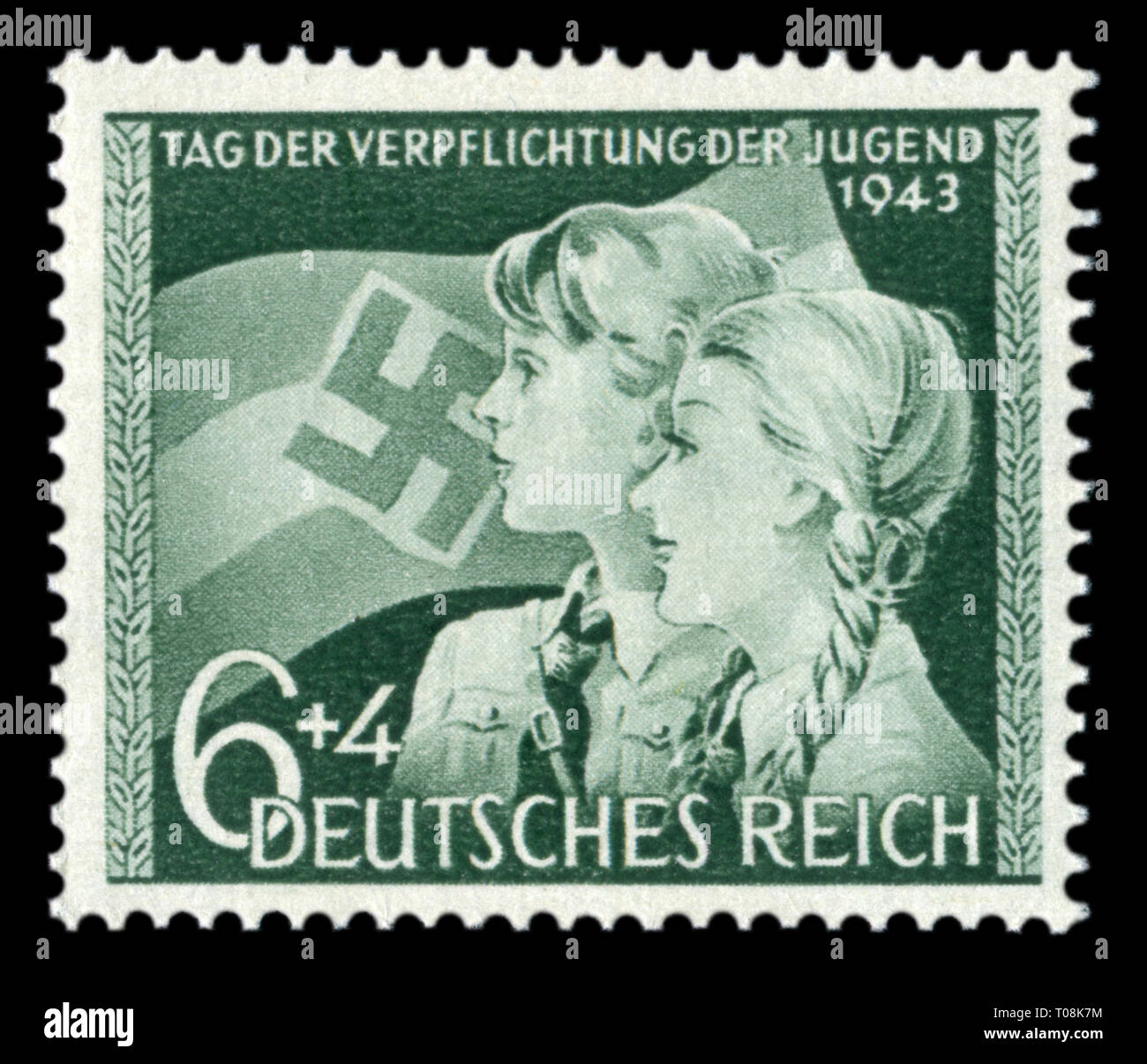 German Historical timbro: Giovane ragazzo e ragazza sullo sfondo della bandiera nazista. Il giorno della dedicazione della gioventù nelle unità Deutsches jungvolk Foto Stock