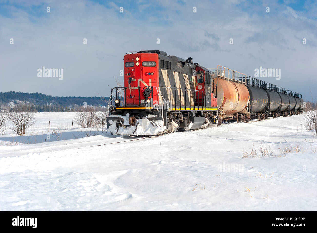 Treno motore tirando tanker vetture Foto Stock