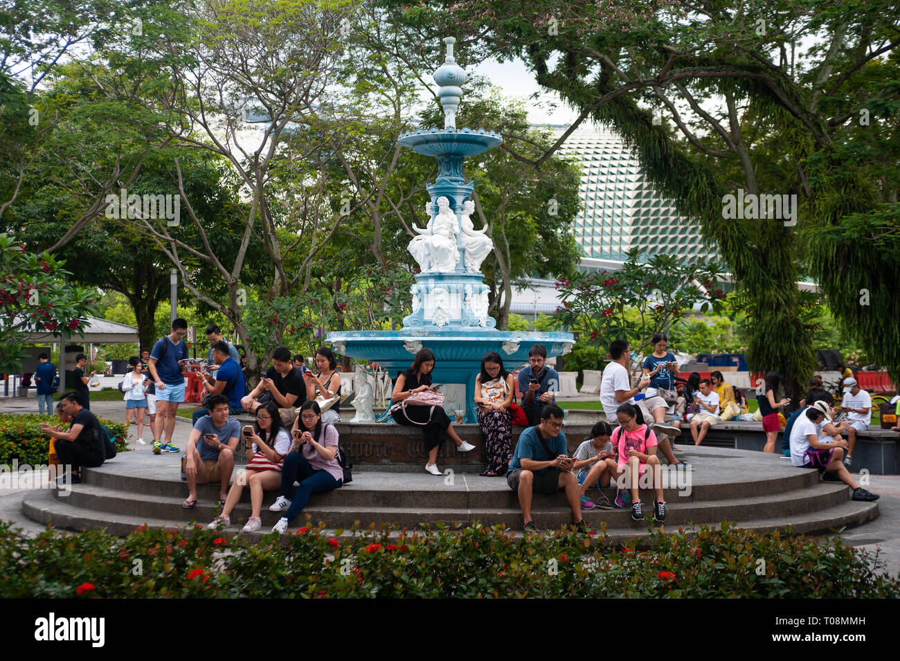 15.04.2018, Singapore, Singapore, Singapore - In un parco, persone giocare il gioco virtuale del computer Pokemon Go, una realtà estesa gioco per dispositivi mobili Foto Stock