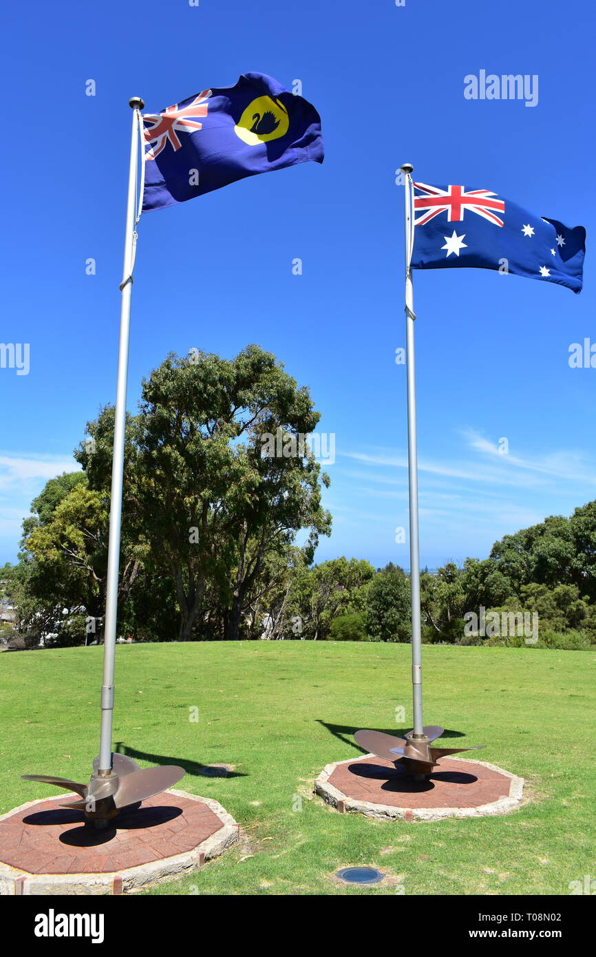 Pennoni seduto su eliche con Western Australian e bandiera australiana soffiando a HMAS Sydney memorial Geraldton Foto Stock