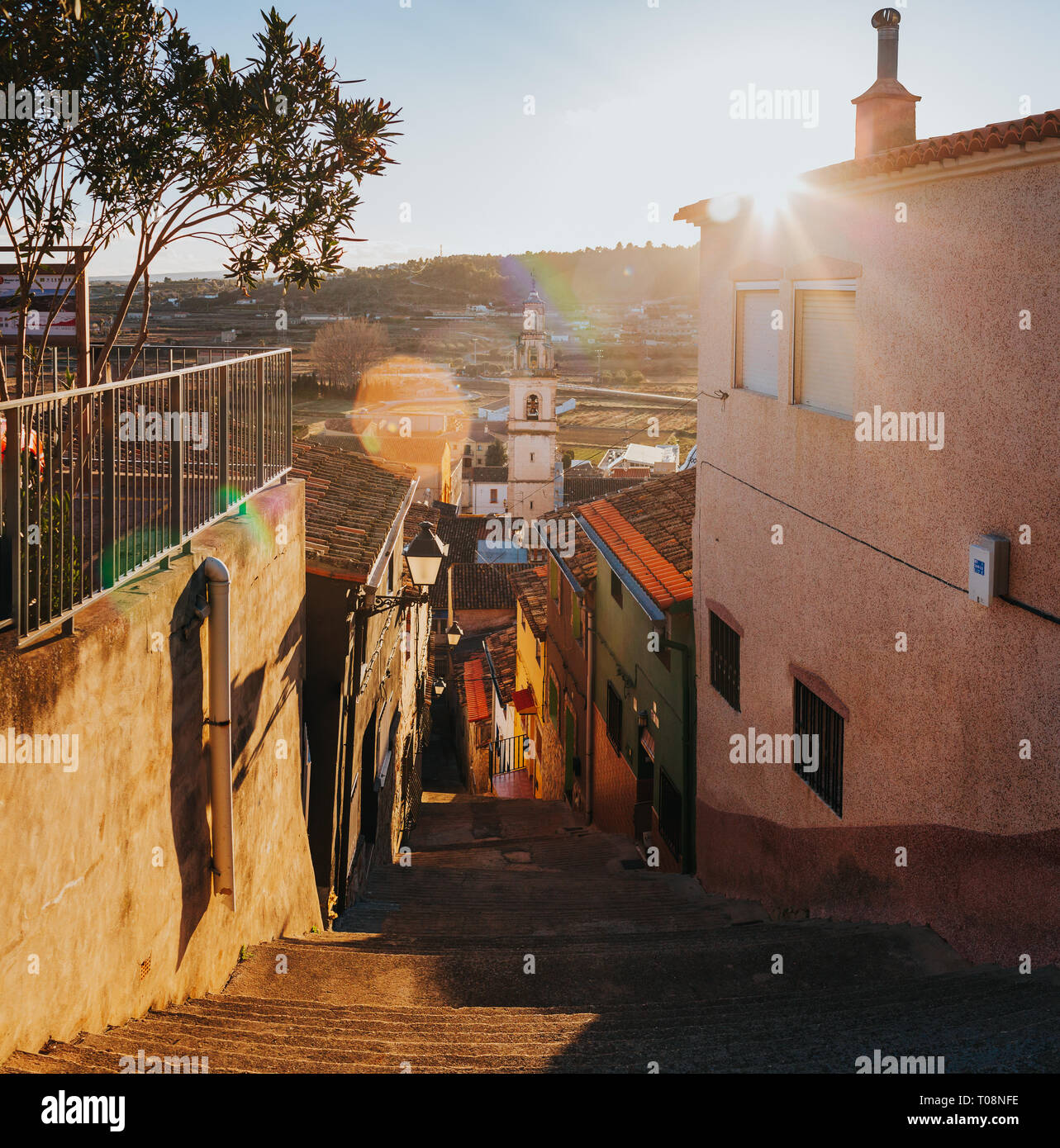 Strada stretta vista della città di Chella Valencia Spagna. Foto Stock
