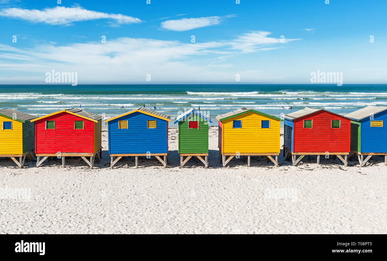 La famosa spiaggia di Muizenberg con la sua pittoresca spiaggia di capanne, noto anche come a Surfers Paradise, vicino a Città del Capo, Sud Africa. Foto Stock