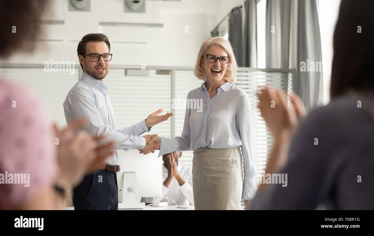 Felice manager boss lodando il vecchio dipendente scarica team apprezzamento Foto Stock