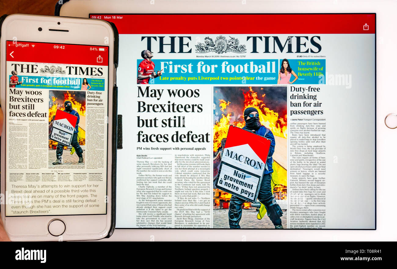 Schermo del telefono cellulare e schermo del dispositivo tablet che mostra l'app BBC News con la copertina anteriore del giornale Times che riporta Brexit sullo schermo Foto Stock