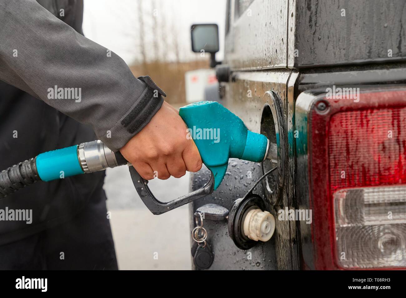 Ugello carburante auto di riempimento Foto Stock