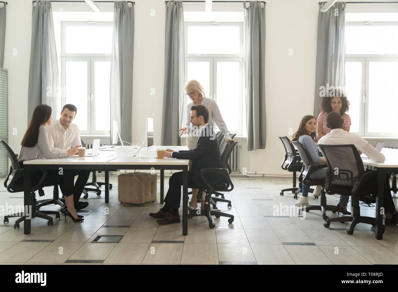 Ufficio moderno interno con il team aziende le persone che lavorano su computer Foto Stock