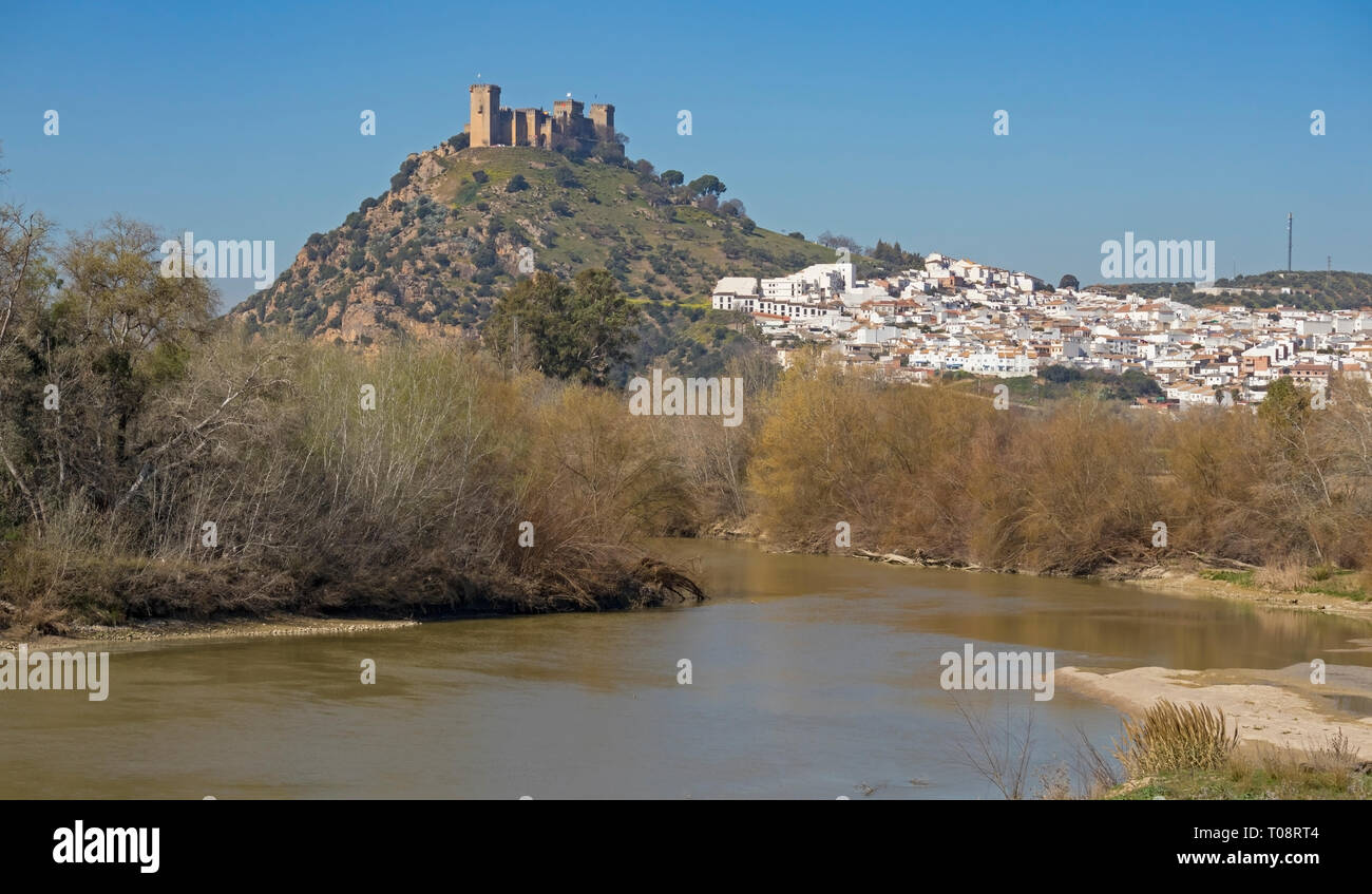 Almodovar del Rio, in provincia di Cordoba, Spagna. Almodovar castello e città visto dietro il fiume Guadalquivir. Fondata come un forte romano il castello develo Foto Stock
