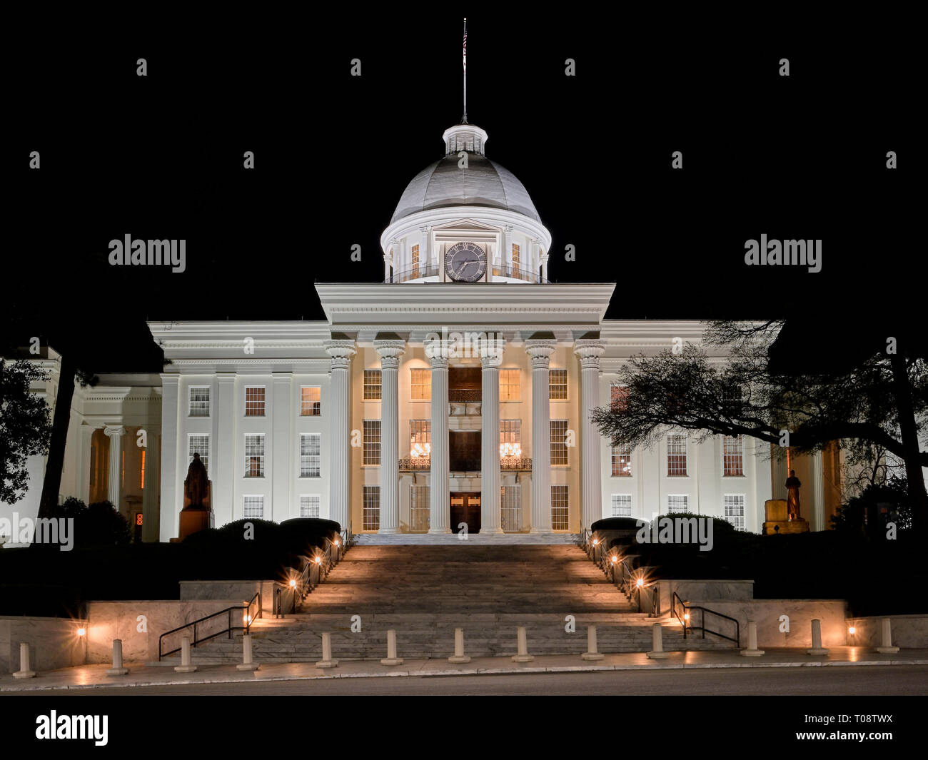 Parte anteriore esterna o l'Alabama State Capitol Building di notte, a Montgomery in Alabama, Stati Uniti d'America. Foto Stock