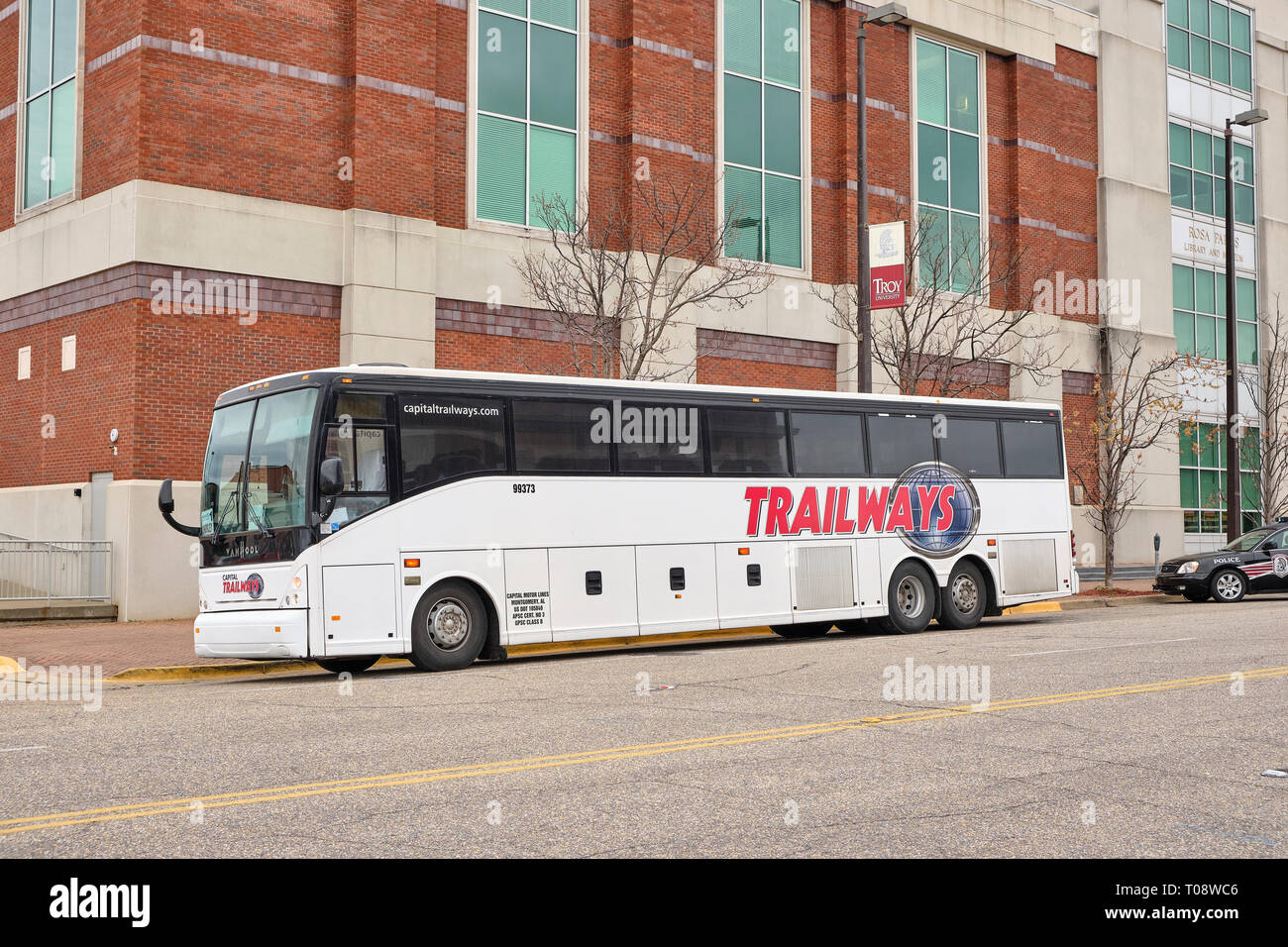 Trailways autobus parcheggiato inattivo in attesa per i passeggeri a una fermata di autobus di Montgomery in Alabama, Stati Uniti d'America. Foto Stock