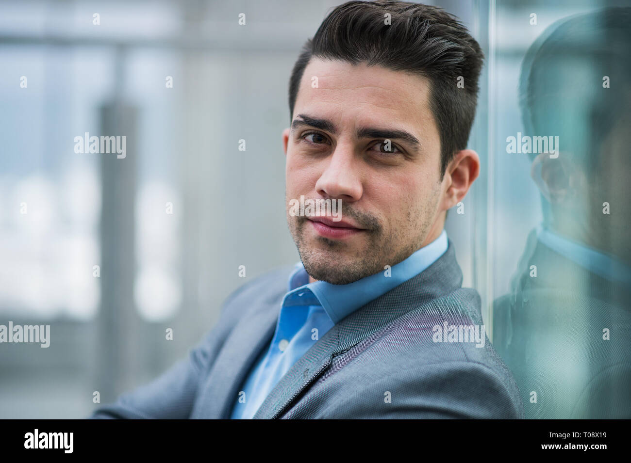 Un Ritratto di giovane uomo d affari interni in un ufficio. Foto Stock