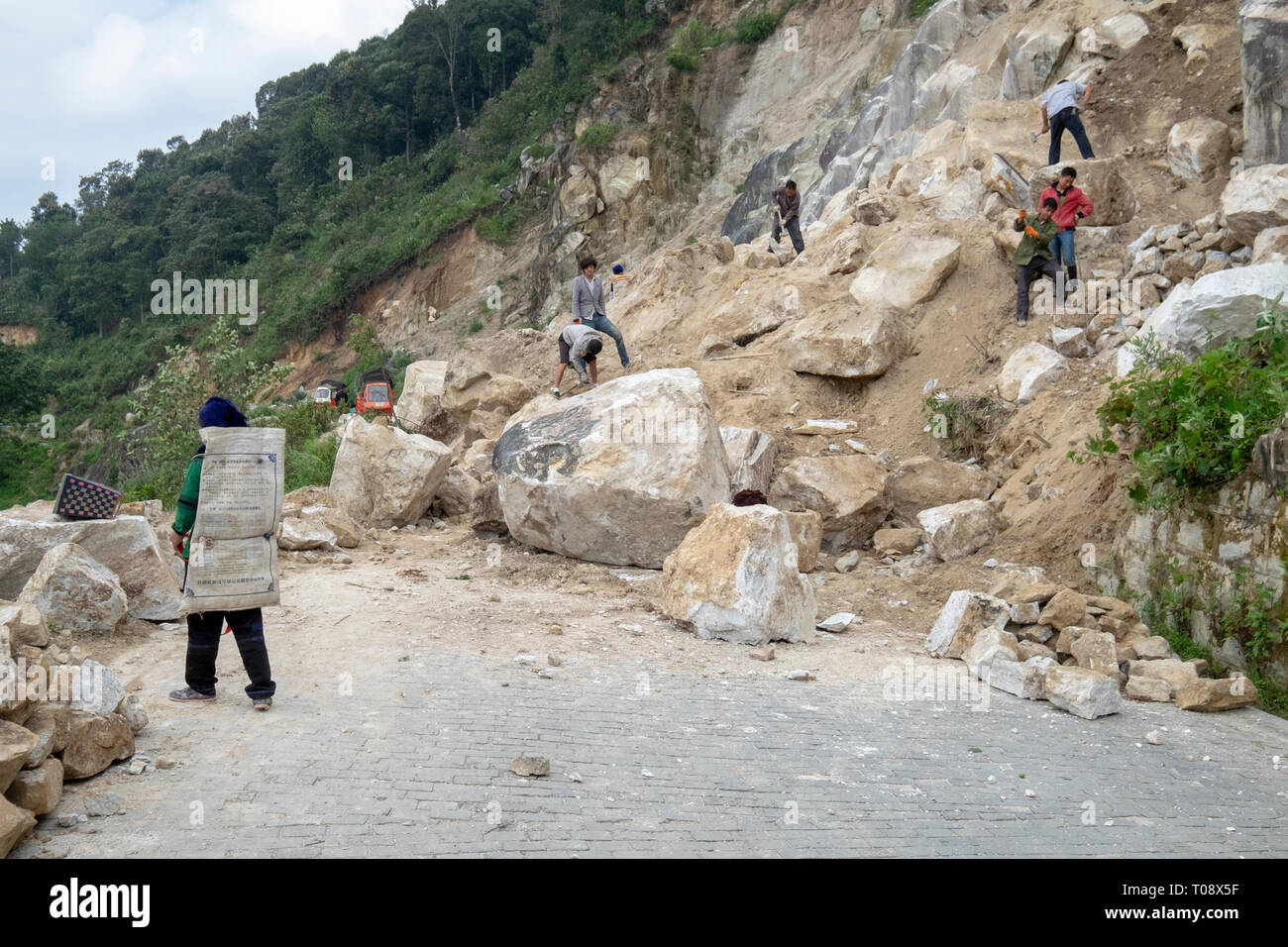 Il lavoro manuale per la costruzione di strade vicino villaggio Duoyishu, Yuanyang County, nella prefettura di Honghe nel sud-est della provincia di Yunnan in Cina, Foto Stock