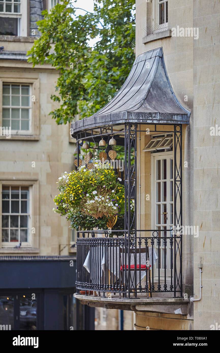 Un ristorante balcone nel centro città; bagno, Somerset, Gran Bretagna. Foto Stock