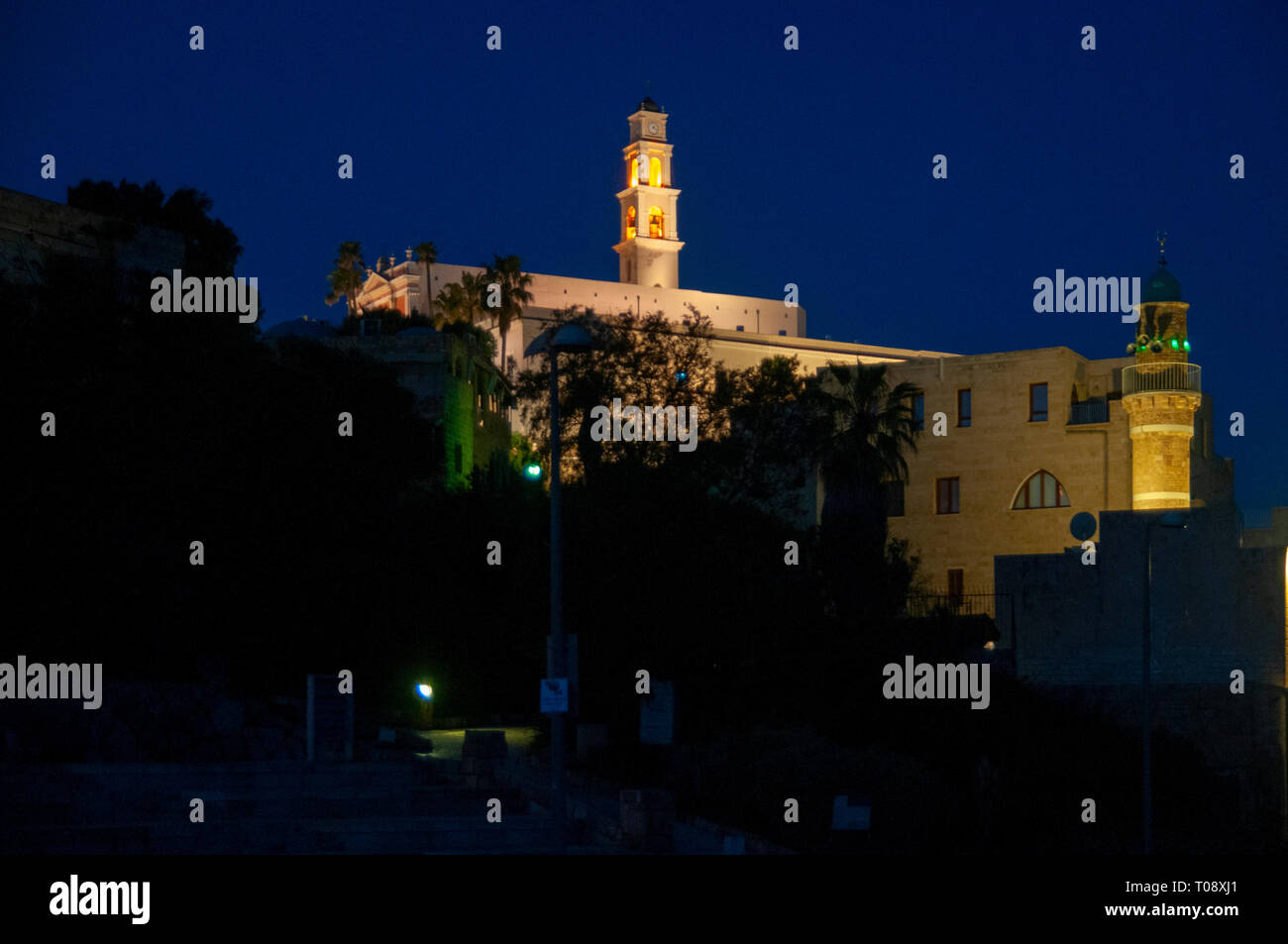 Vecchia Jaffa all'alba. Gli illuminati torre campanaria della Basilica di San Pietro in centro Foto Stock