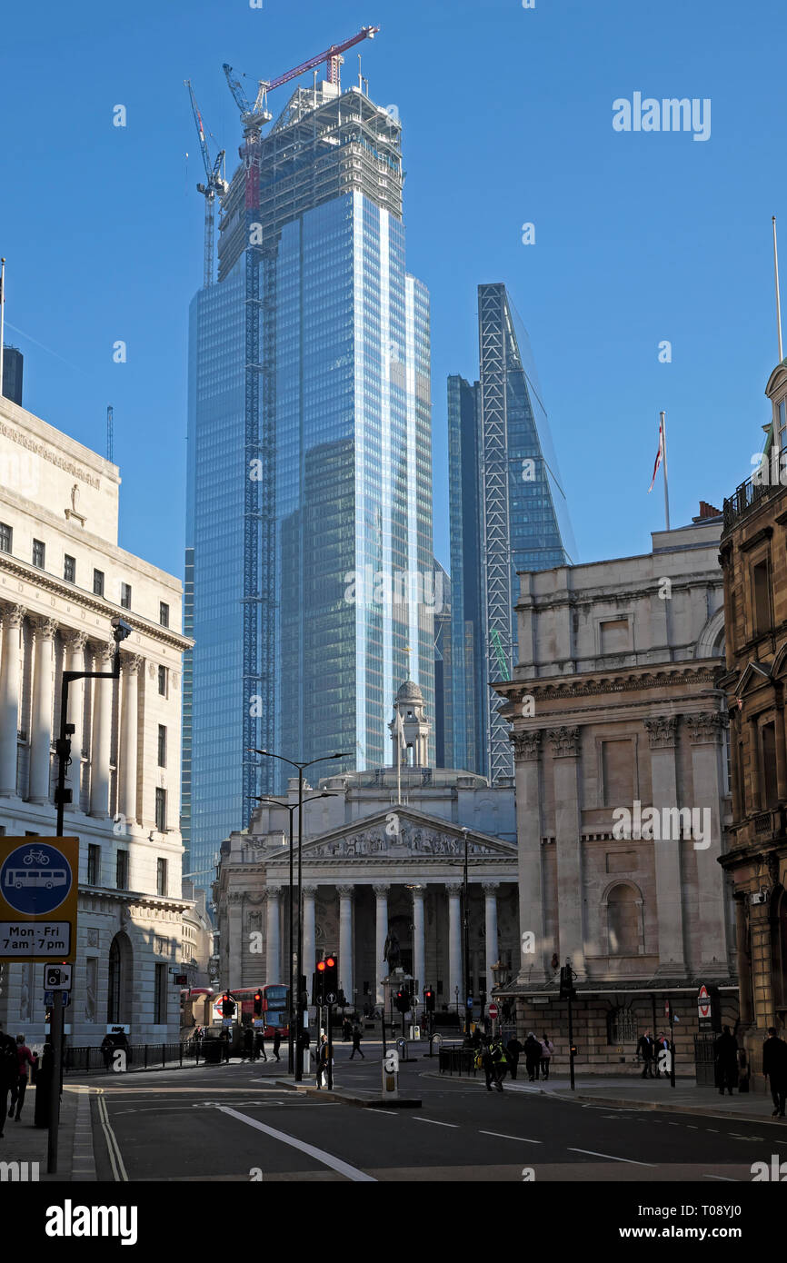 22 Bishopsgate, edificio verticale a cielo blu in costruzione che si affaccia sopra Royal Exchange e Bank of England City of London UK Europe KATHY DEWITT Foto Stock