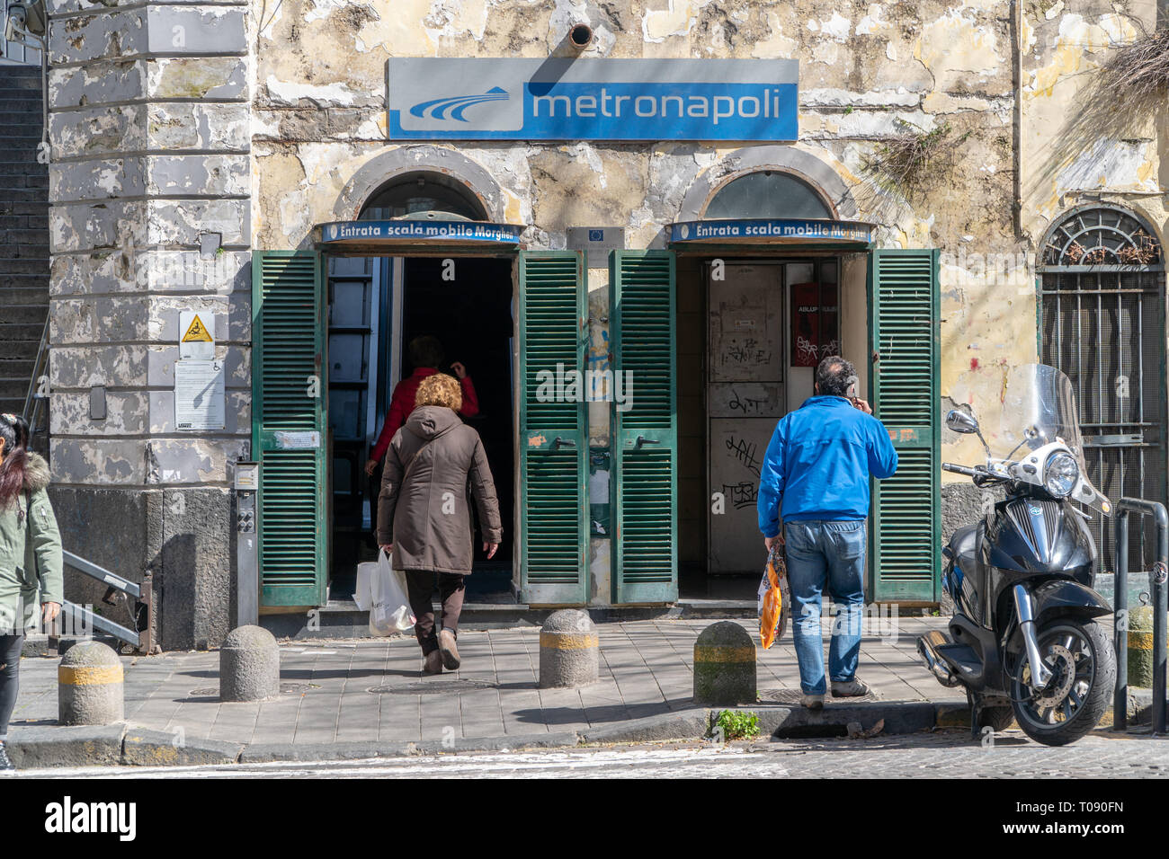 Scale mobili di San Martino, i cittadini Napoletani lamentano continui disservizi Foto Stock