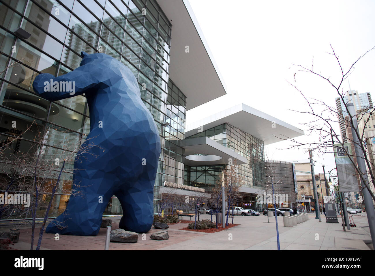 Denver, Colorado - Gennaio 12, 2019: Orso blu guardando attraverso il Denver convention center a Denver in Colorado Foto Stock