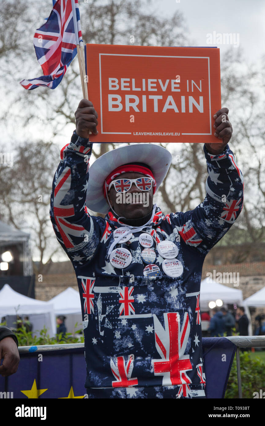 Londra, UK. 13 marzo, 2019. Un sostenitore Brexiter, in College Green, Westminster, onde un banner.Credit: Santo Basone/Alamy Live News Foto Stock