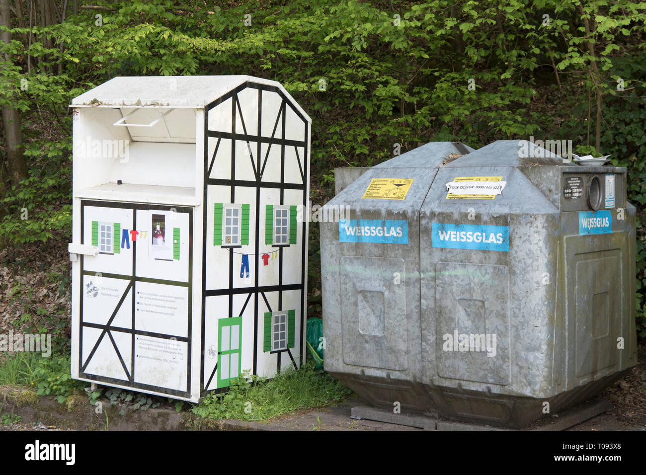 BRD, Renania settentrionale-Vestfalia, Oberbergischer Kreis, Nümbrecht-Benroth, Ökologisches Dorf der Zukunft, Altkleider-Container und Glas-Container Foto Stock