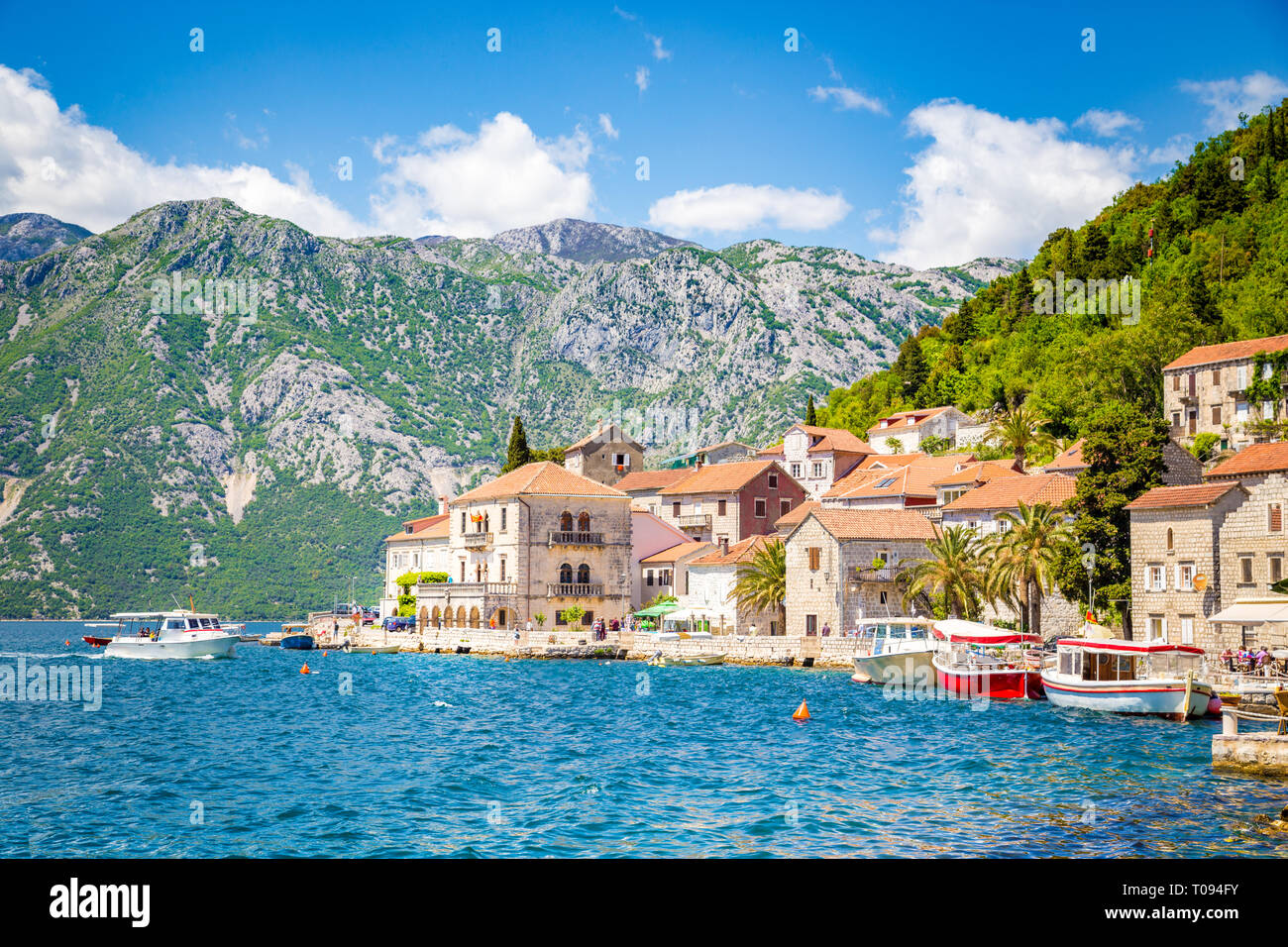 Scenic panorama della città storica di Perast alla famosa Baia di Kotor in una bella giornata di sole con cielo blu e nuvole in estate, Montenegro Foto Stock