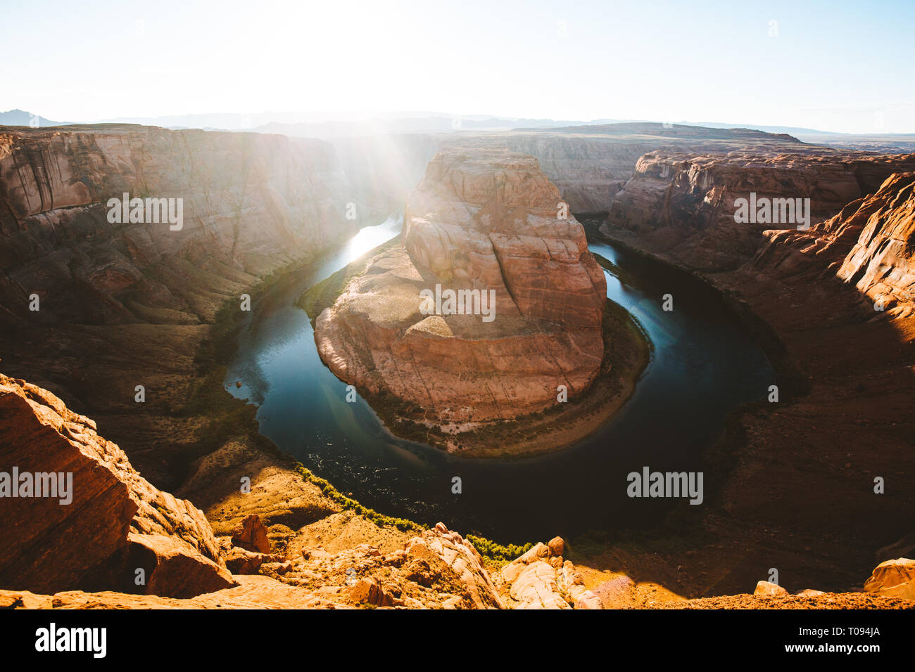 Classic ampio angolo di vista della famosa curva a ferro di cavallo, a forma di ferro di cavallo meandro del fiume Colorado si trova vicino alla città di pagina, nella bellissima golden Foto Stock