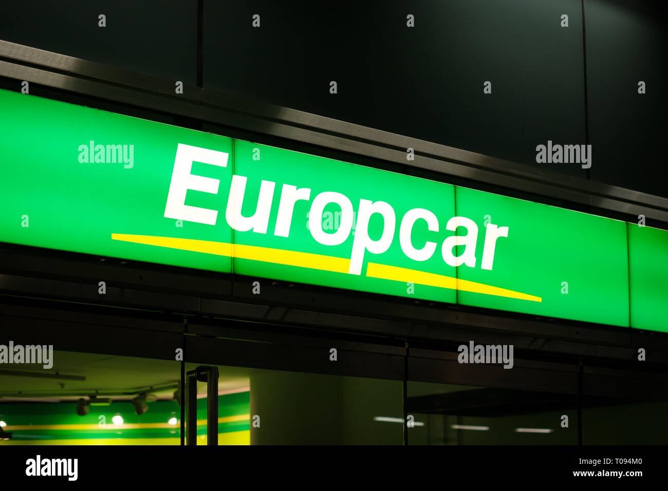 Berlino, Germania - marzo 2019: Europcar logo sulla parte anteriore del negozio. Sixt è una società di noleggio auto Foto Stock