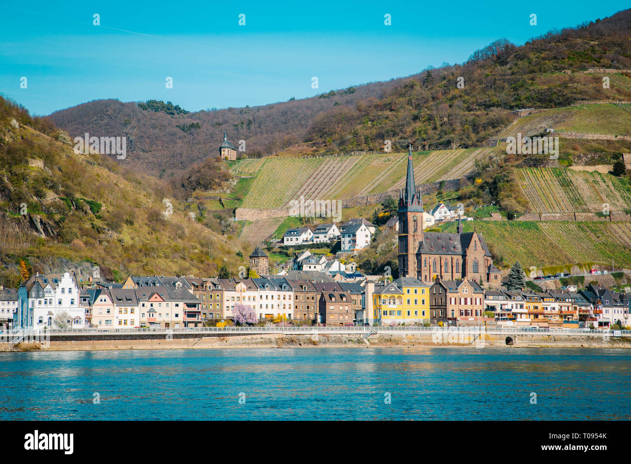 Bellissima vista della città storica di Lorchhausen con il famoso fiume Reno su scenic giornata soleggiata con cielo blu in primavera, Renania-Palatinato, Germania Foto Stock