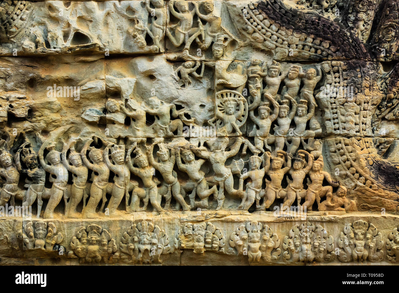 Il bassorilievo di divinità Indù Rama sul carro con il suo Vanaras esercito di scimmia in Angkor Wat tempio Buddista complesso; Angkor, Siem Reap, Cambogia. Foto Stock