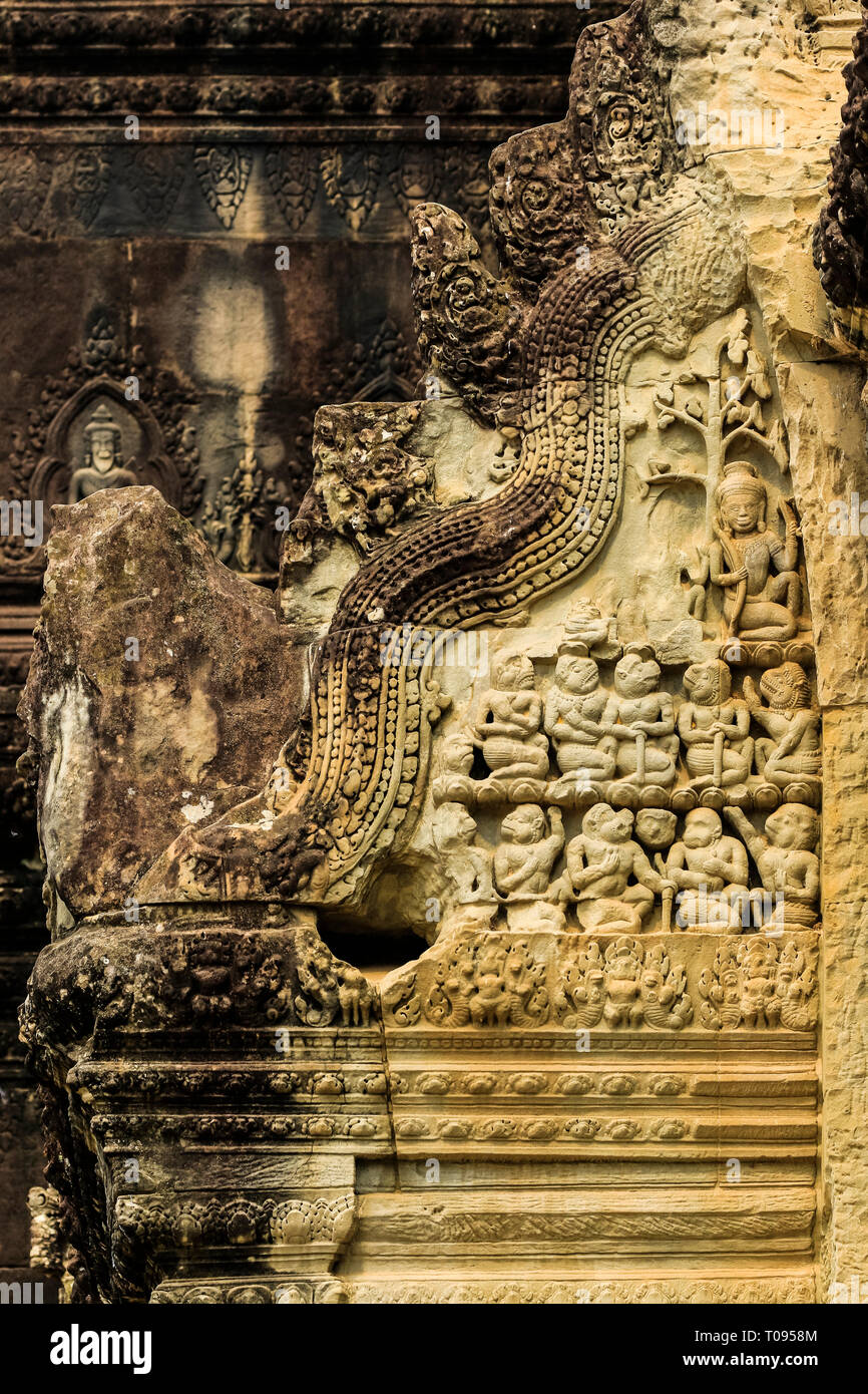 Il bassorilievo di divinità Indù Rama con il suo arco e Vanaras esercito di scimmia in 12thC Angkor Wat tempio Buddista complesso; Angkor, Siem Reap, Cambogia. Foto Stock
