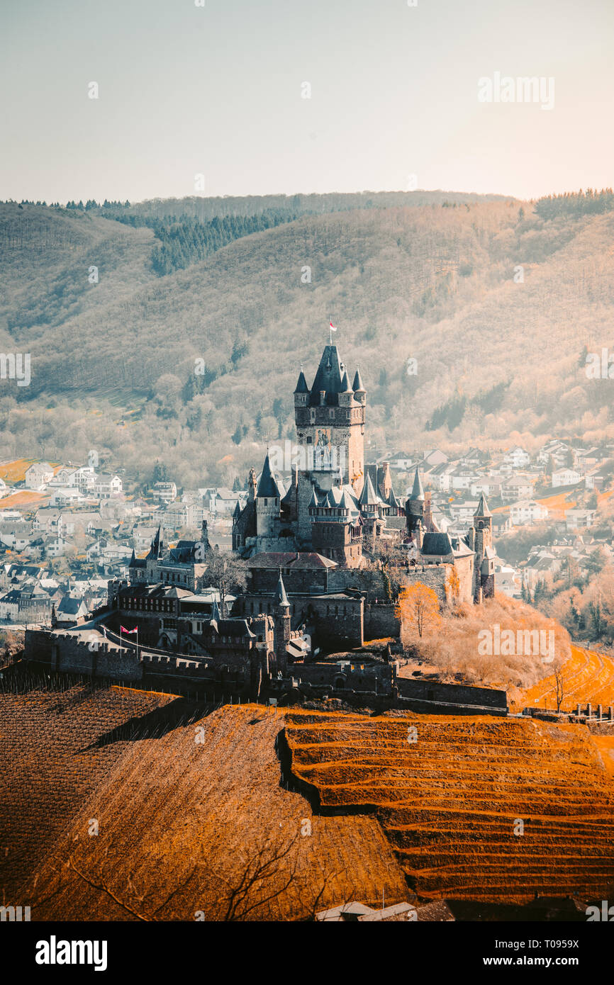 Bella vista aerea della storica città di Cochem con il famoso castello di Reichsburg sulla cima di una collina in una giornata di sole con cielo blu in primavera Foto Stock