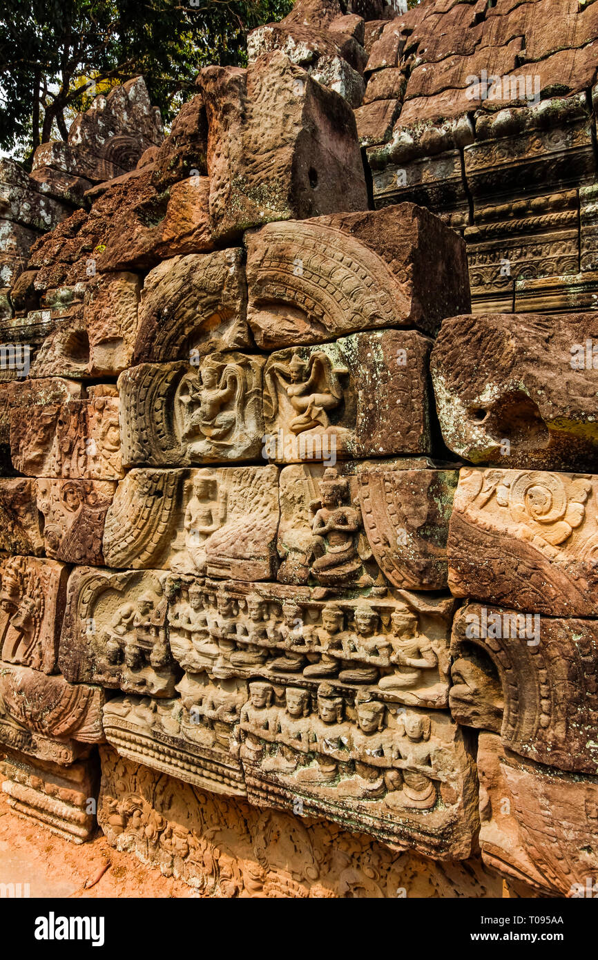 Apsaras (ninfe celeste) & figure sedute in bassorilievo timpano a 12thC Ta Som tempio; Ta Som, Angkor, Siem Reap, Cambogia. Foto Stock