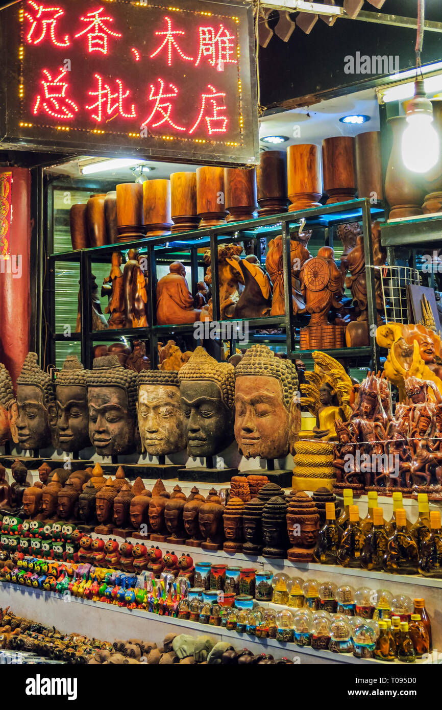 Le sculture & souvenir in stallo il Centro Arte mercato notturno nel centro di questo importante NW città turistica; Siem Reap, Cambogia Foto Stock