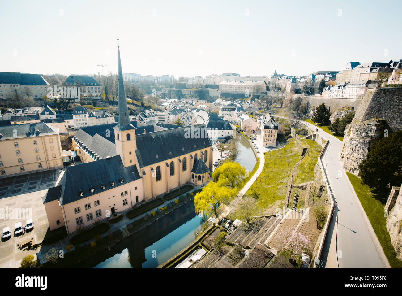 Vista panoramica della famosa città vecchia in una bella giornata di sole con cielo azzurro in primavera, Lussemburgo Foto Stock