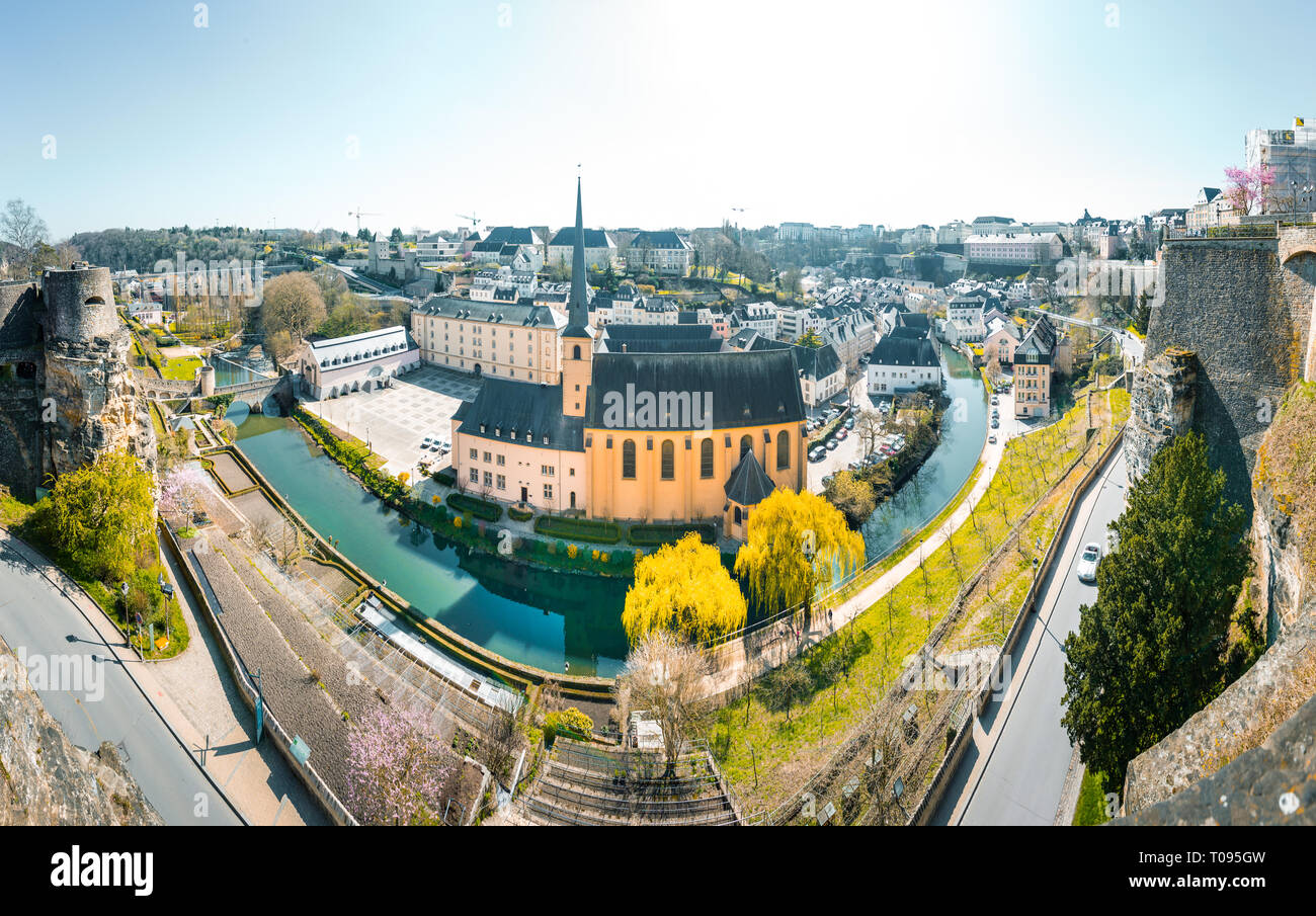 Vista panoramica della famosa città vecchia in una bella giornata di sole con cielo azzurro in primavera, Lussemburgo Foto Stock
