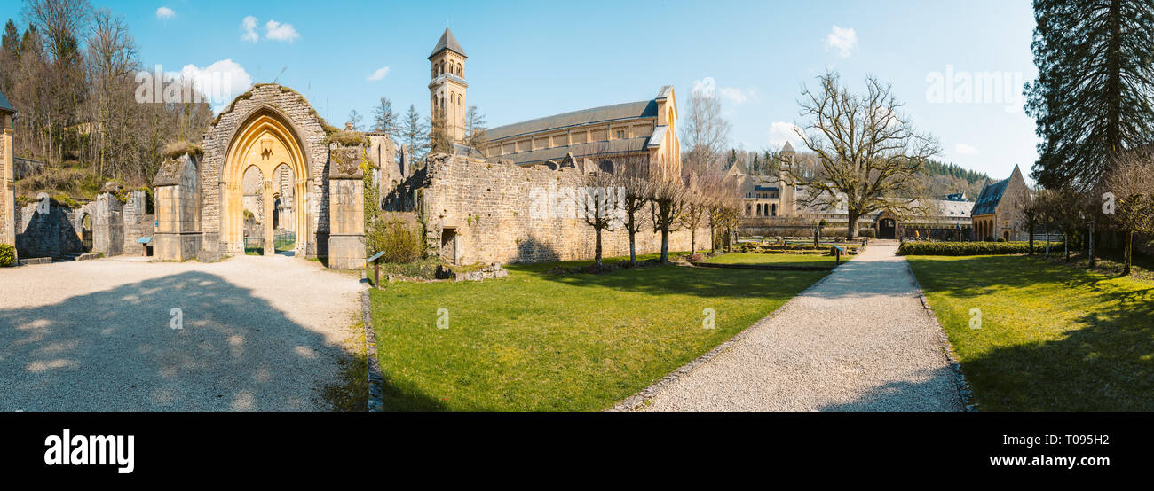Bellissima vista del famoso Abbaye Notre Dame d'Orval, un monastero cistercense fondata nel 1132, Gaume regione, Belgio Foto Stock