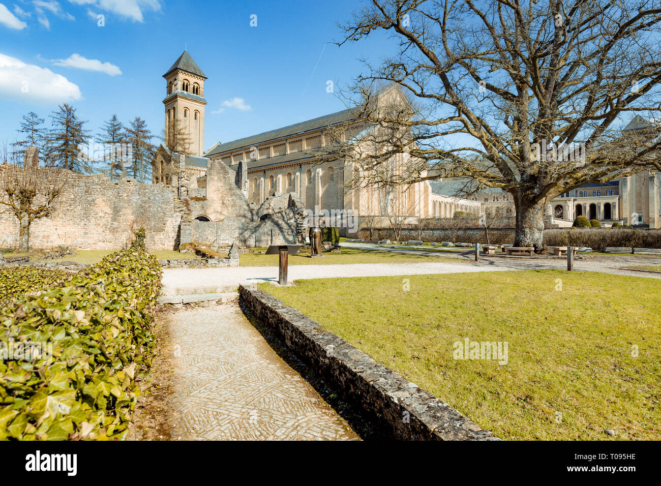 Bellissima vista del famoso Abbaye Notre Dame d'Orval, un monastero cistercense fondata nel 1132, Gaume regione, Belgio Foto Stock