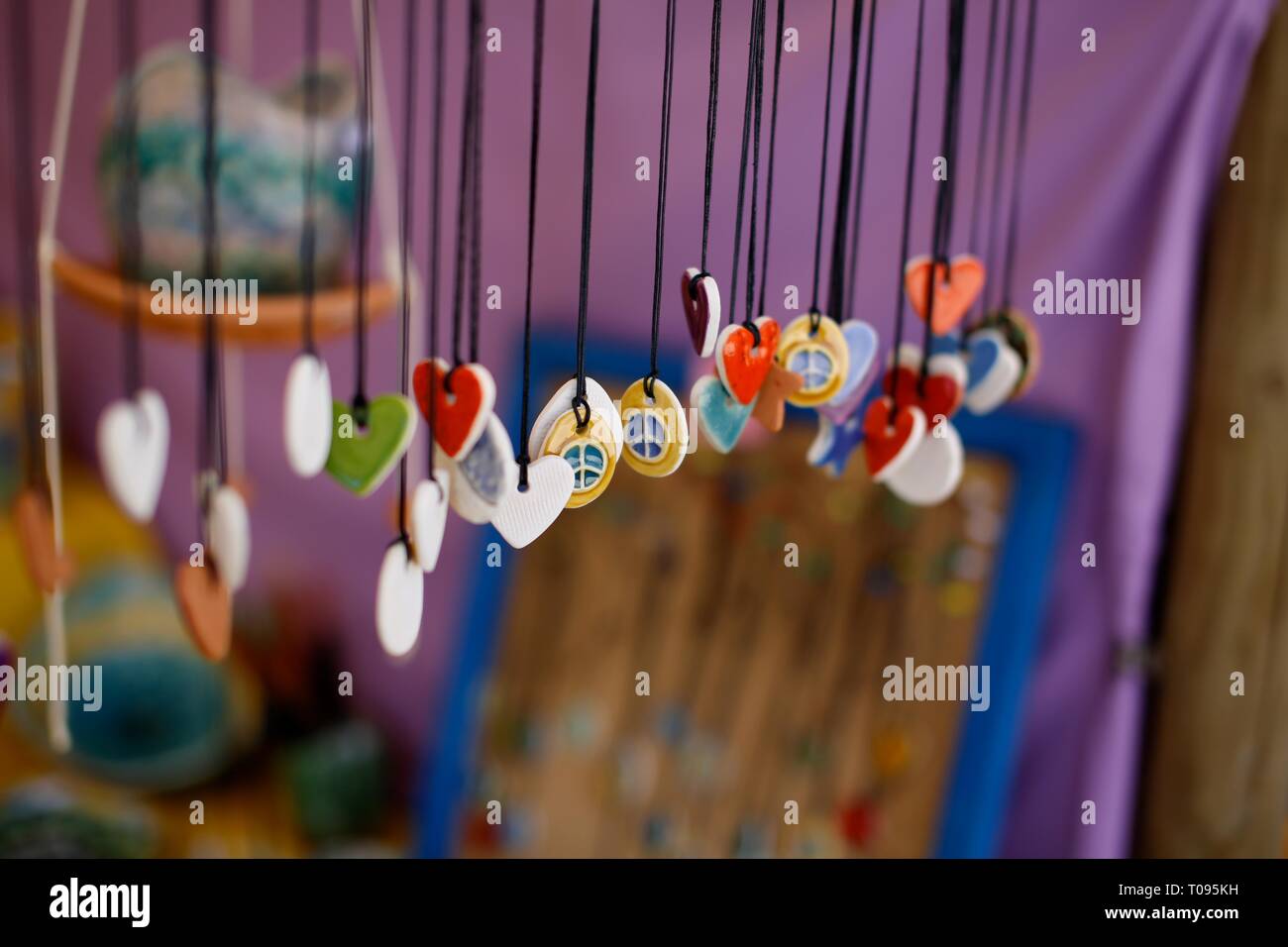 Ceramiche colorate collane appeso su un mercato spagnolo in stallo Foto Stock