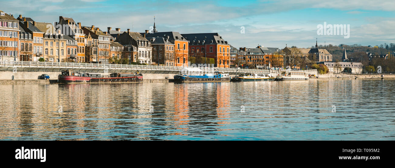 Visualizzazione classica della storica città di Namur con il fiume Mosa in estate, in provincia di Namur, in Vallonia, Belgio Foto Stock