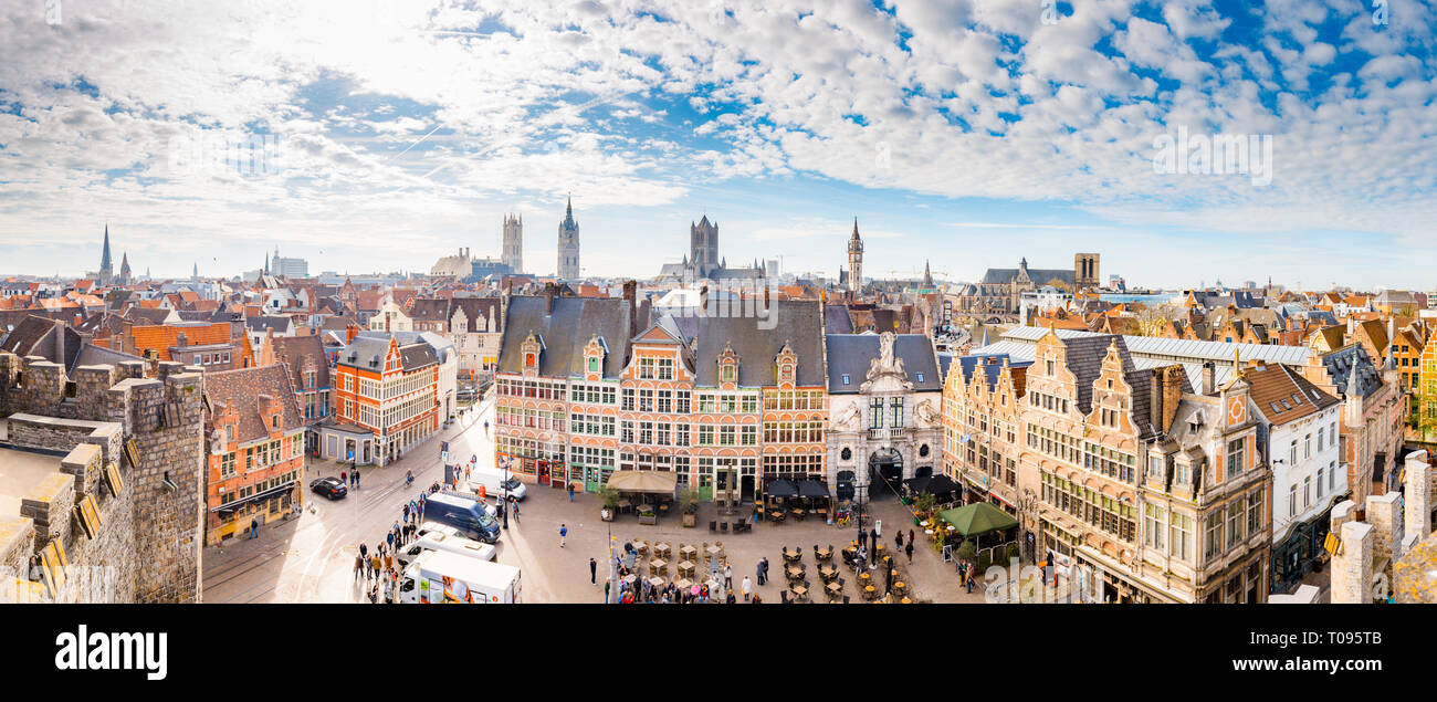 Antenna vista panoramica del centro storico della città di Gand con il famoso medievale Castello di Gravensteen su una bella giornata di sole con cielo blu e nuvole in summe Foto Stock