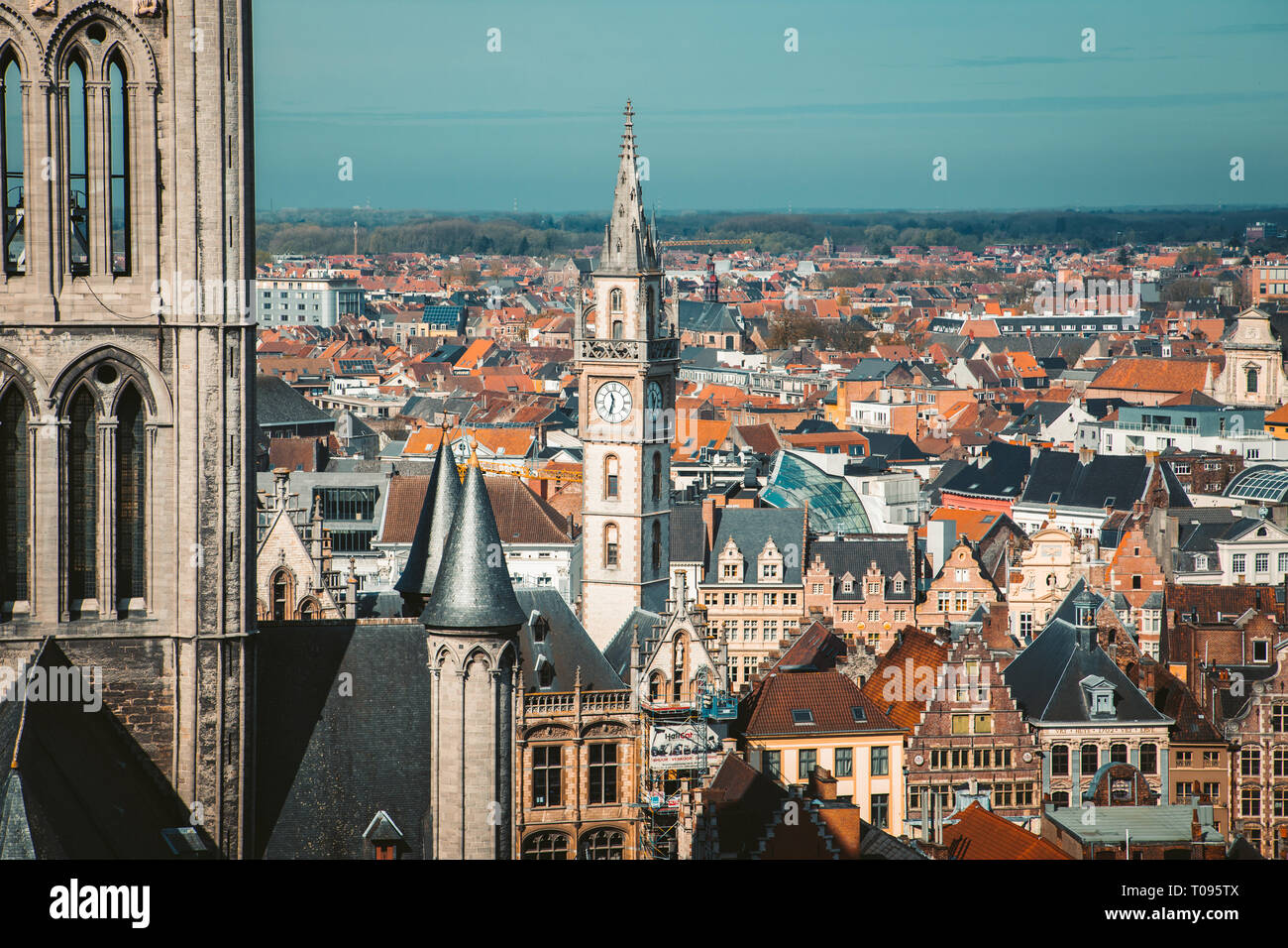 Antenna vista panoramica del centro storico della città di Gand in una bella giornata di sole con cielo blu e nuvole in estate, provincia delle Fiandre Orientali, Belgio Foto Stock