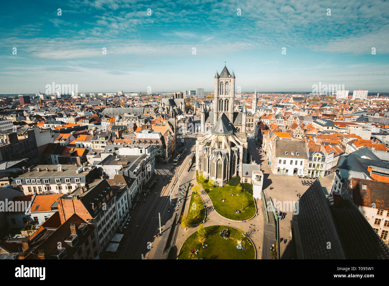 Antenna vista panoramica del centro storico della città di Gand in una bella giornata di sole con cielo blu e nuvole in estate, provincia delle Fiandre Orientali, Belgio Foto Stock