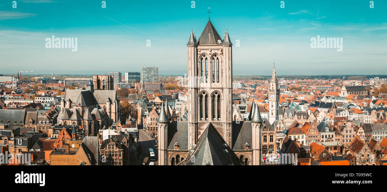 Antenna vista panoramica del centro storico della città di Gand in una bella giornata di sole con cielo blu e nuvole in estate, provincia delle Fiandre Orientali, Belgio Foto Stock