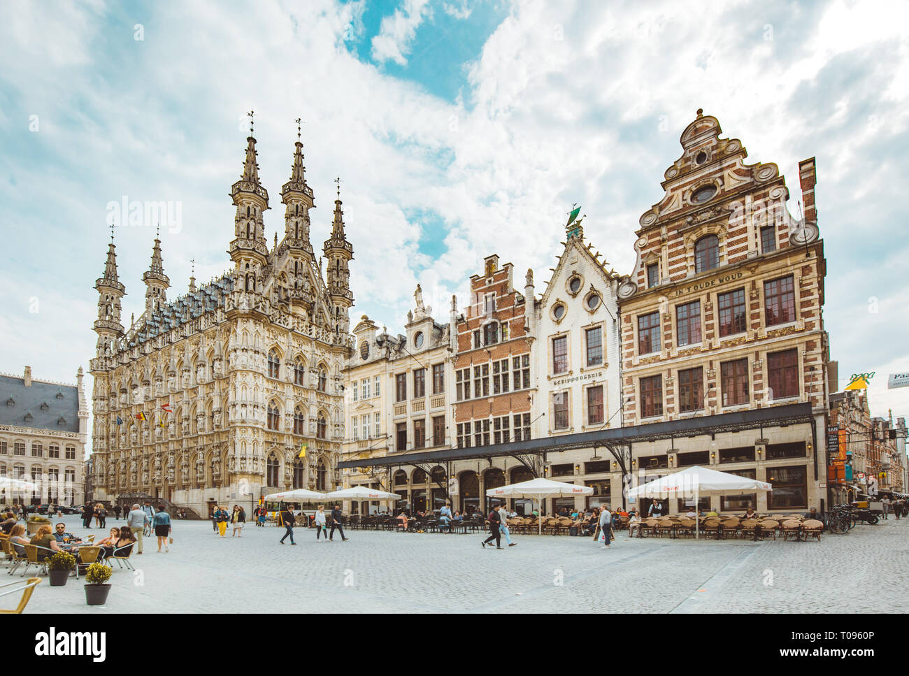 Vista panoramica del centro storico della città di Leuven in una bella giornata di sole con cielo blu e nuvole, la regione delle Fiandre, in Belgio Foto Stock