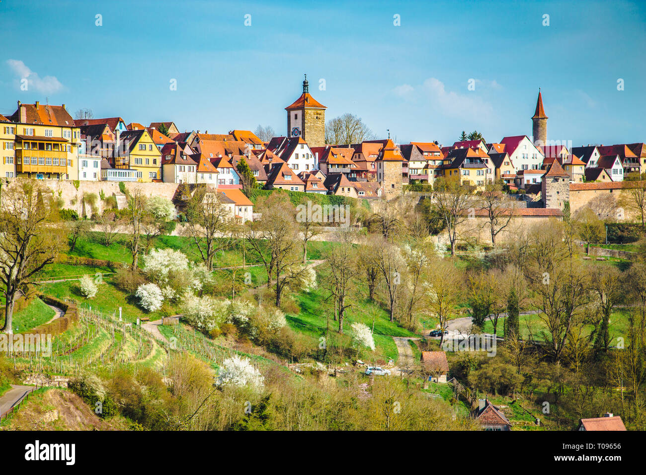 Visualizzazione classica della città medievale di Rothenburg ob der Tauber su una bella giornata di sole con cielo blu e nuvole in primavera, Baviera, Germania Foto Stock