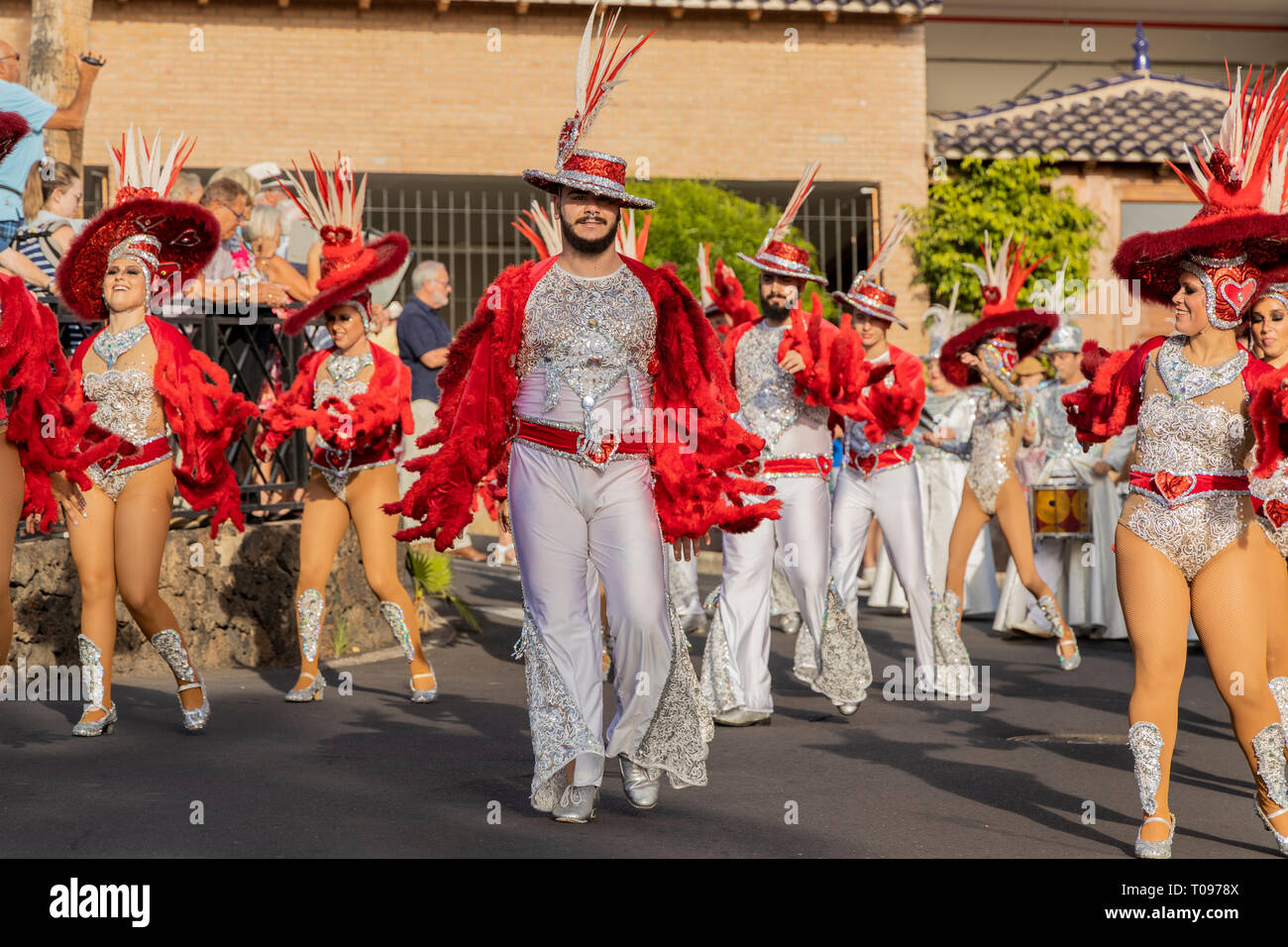Los Gigantes, Tenerife, Isole Canarie, 17 marzo 2019. Il carnevale arriva a Los Gigantes località turistica sulla costa occidentale di Tenerife. Avente finishe Foto Stock