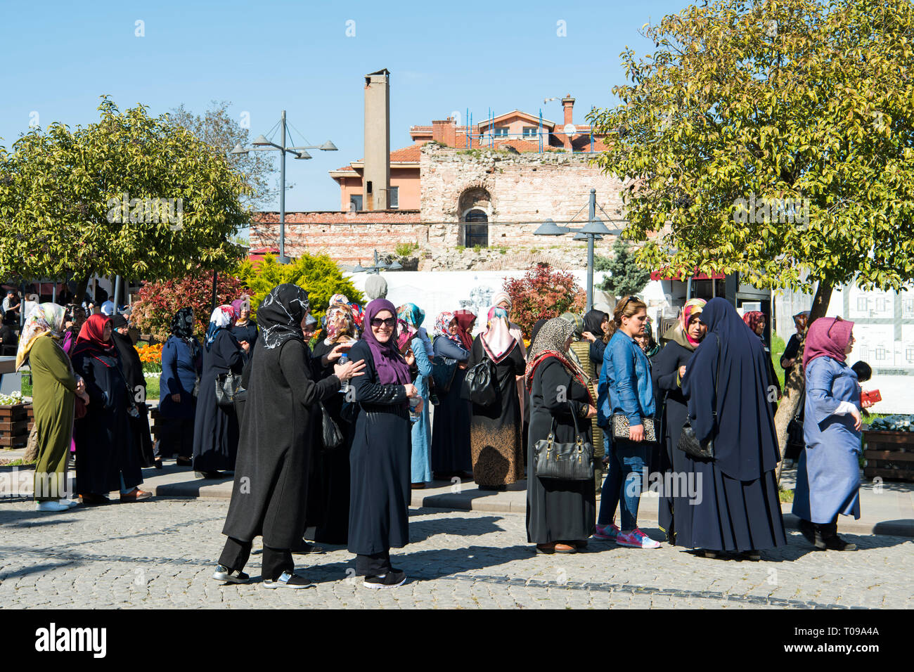 Türkei, Istanbul, Sultanahmet, Yerebatan Cad., Frauen am Sultanahmet Haveran Ristorante im Park Vor den Resten der ehemaligen Lala Hayrettin Moschee Foto Stock