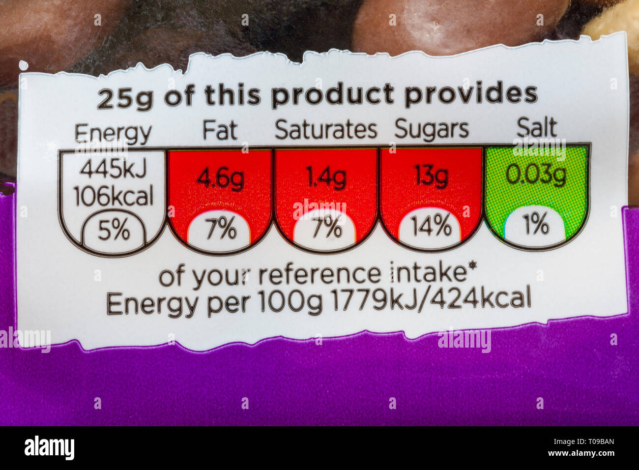 Informazioni nutrizionali, aspirazione di riferimento sul sacchetto di Snacking Essentials delizioso mix, mix di uvetta, arachidi, Cranberries, mandorle e noci di acagiù Foto Stock