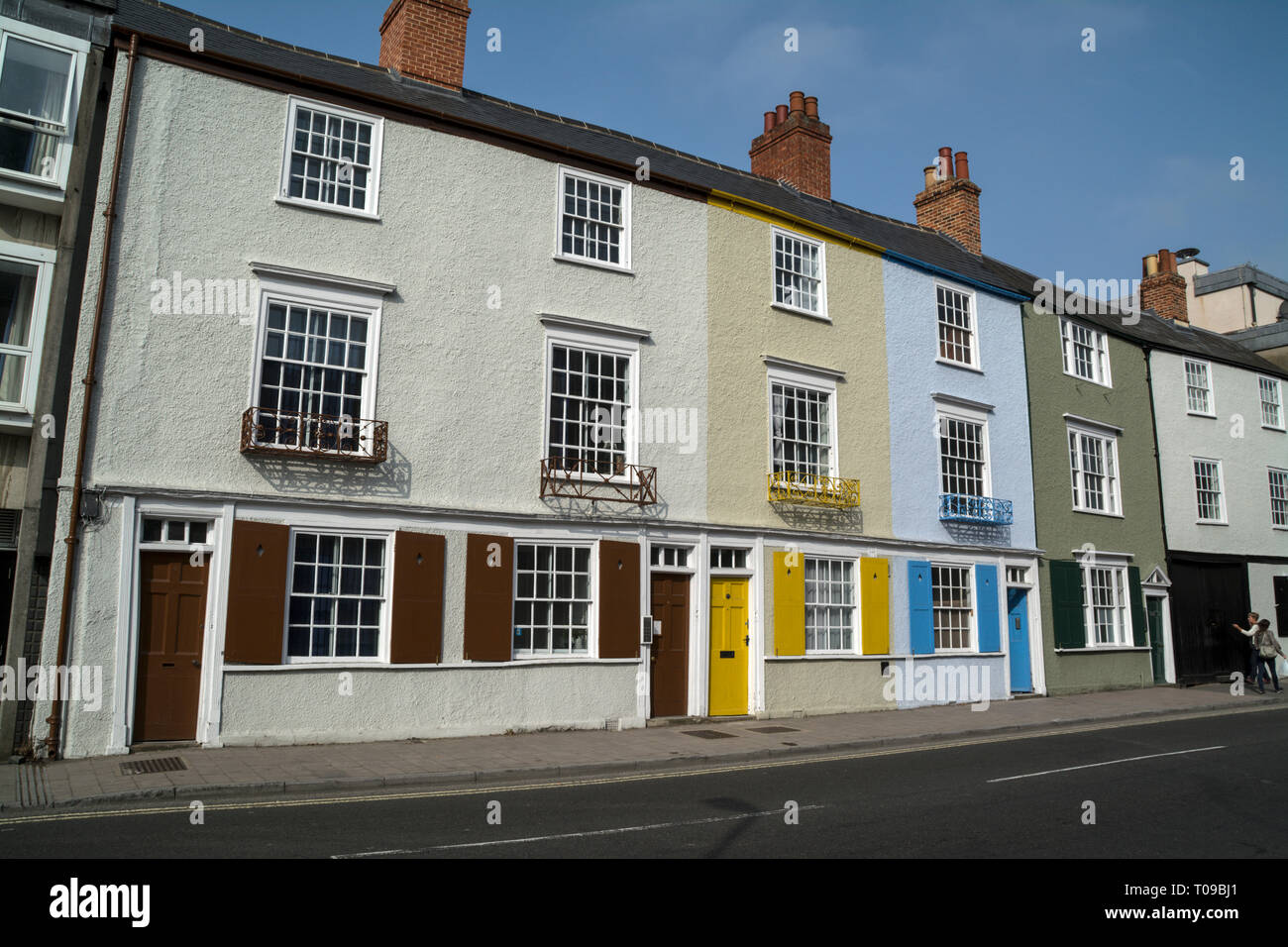 Una fila di colorate case dipinte in Holywell Street, Oxford, Oxfordshire, Regno Unito Foto Stock