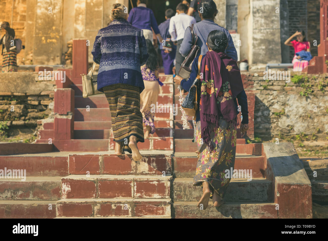 Backview femminile di turisti alla antica Pa Hto Taw Gyi Pagoda rovine a Mingun città vicino a Mandalay, Myanmar. Foto Stock